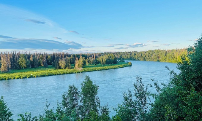Soldotna House | Fish the Kenai while staying at this 7300 sq. foot home on the river.