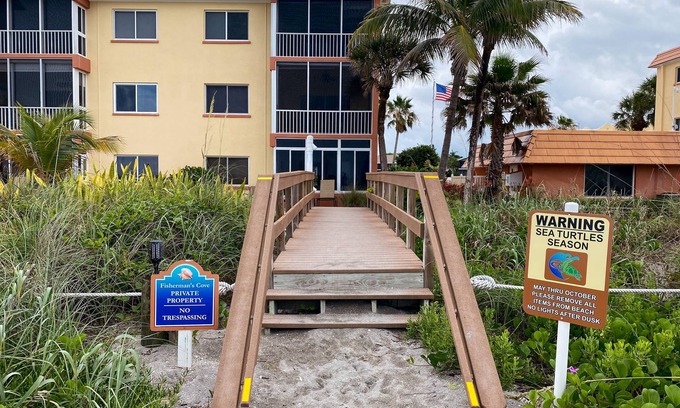 Siesta Key Condo | Fisherman's Cove B102 - The Kingston - Gulf Beach front steps from Lania