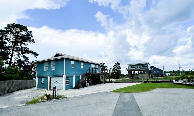 Shoreline Park House | Fisherman's Paradise Camp House with Waterfront 125ft dock!