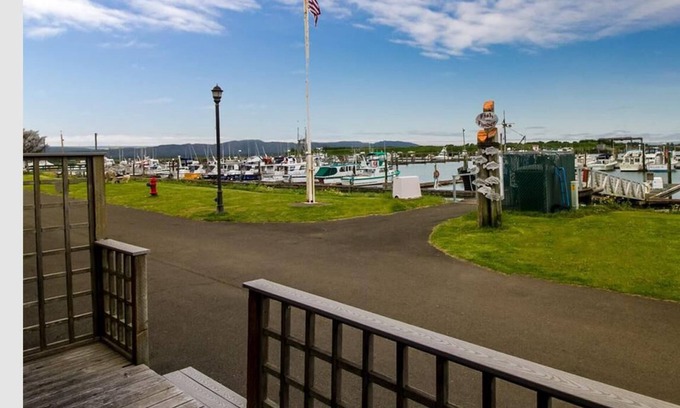 Ilwaco Condo | Fisherman's Quarters - on the Port of Ilwaco.