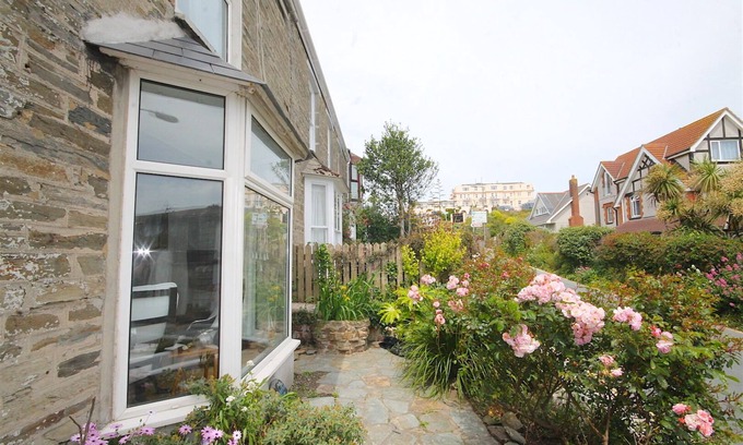 Newquay House | Fishermans Cottage Fistral Beach Newquay WIFI Parking sleeps 6/8