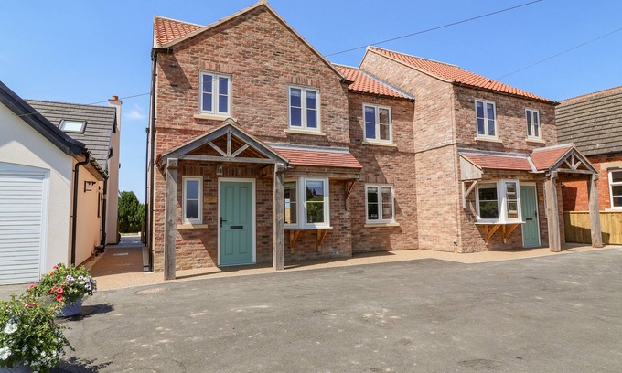 Newton on Derwent Cottage | FISHERMANS LODGE, pet friendly, with a garden in Wilberfoss