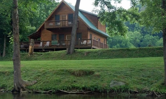 Townsend Cabin | "Fishin Hole" Cabin Overlooking the "Little River" in Townsend,TN Family Owned