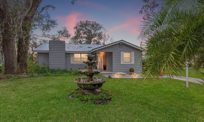 Northside Cottage | Fishing Cottage, Peaceful, 3 Queens, Laundry, Long-Term, Fast Wifi