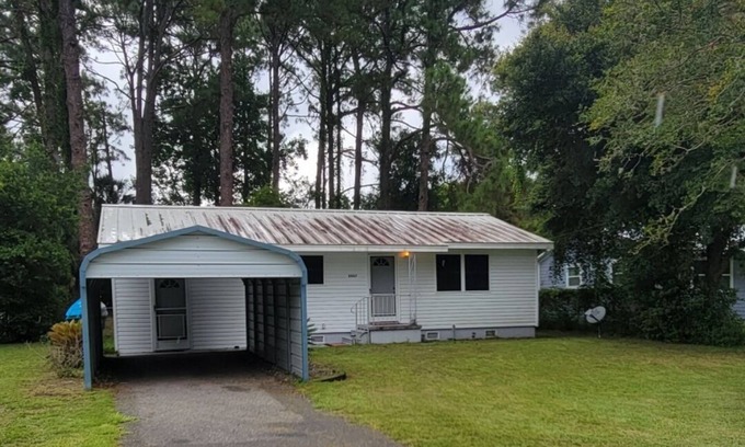 Carrabelle House | Fishing Paradise! 1 block from the water & 2 min. from Lanark Market/Boat Launch