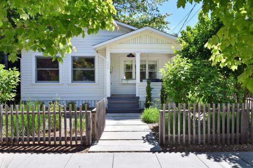 Healdsburg House | Fitch St Escape Complimentary Wine Tasting At Croix Estate Included!