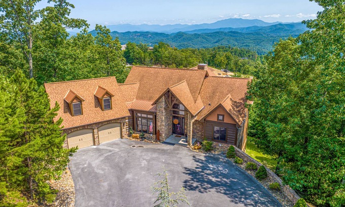 Gatlinburg - Pigeon Forge Cabin | Five Bears Mountain View Lodge - Private Mtn Views - Ultimate Luxury Cabin