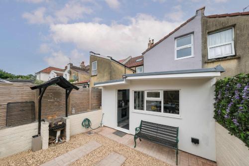 Horfield House | Five bedroom house in Douglas road