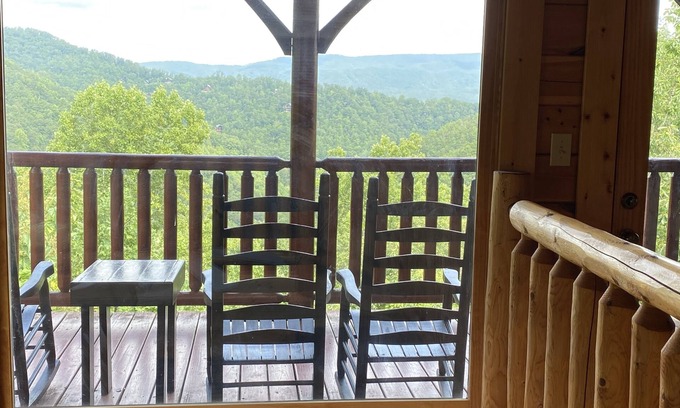 Gatlinburg - Pigeon Forge Cabin | Five days-Free clean+Mountain View+ 6 ml to National Park-fishing-pool-game room