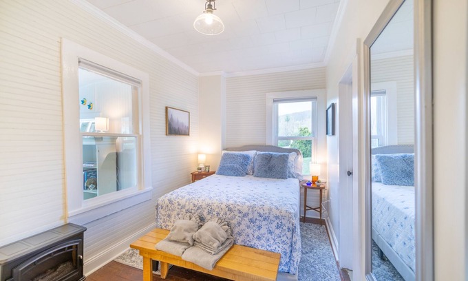 Sparta Cottage | Five Minute Walk from Downtown Sparta!