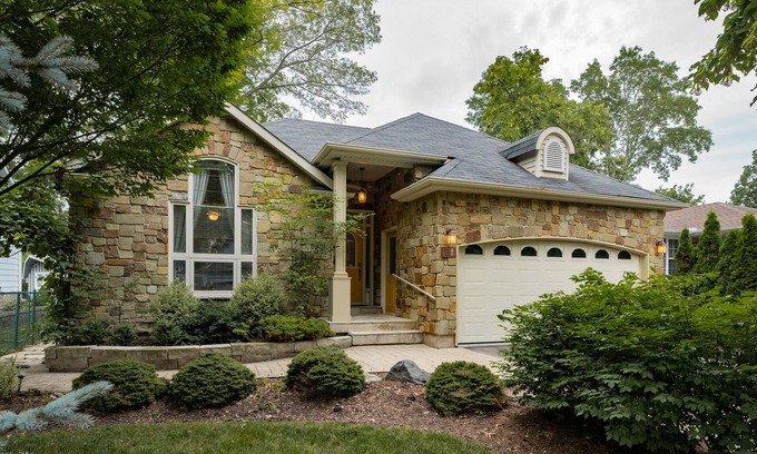 Historic Old Town House | Five Point Cottage, Now Dog Friendly!