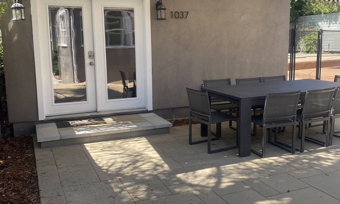 Mid-Wilshire House | Five Star Designer Decorated Contemporary Guest House With Pool