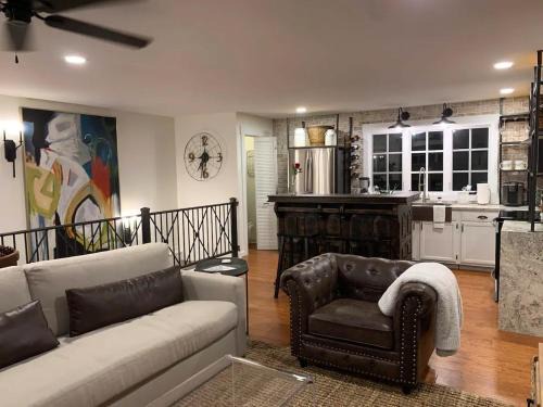 Mount Vernon House | Five-Star Historic Boyd Harvey Carriage House
