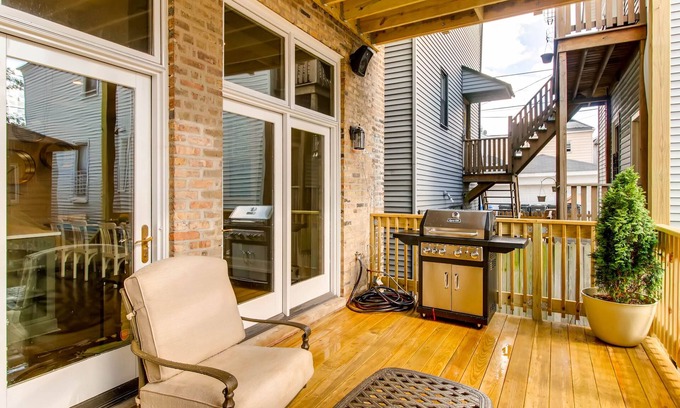 Noble Square House | FIVE STAR Single Family in Heart Of Chicago! Super clean, Great Neighborhood