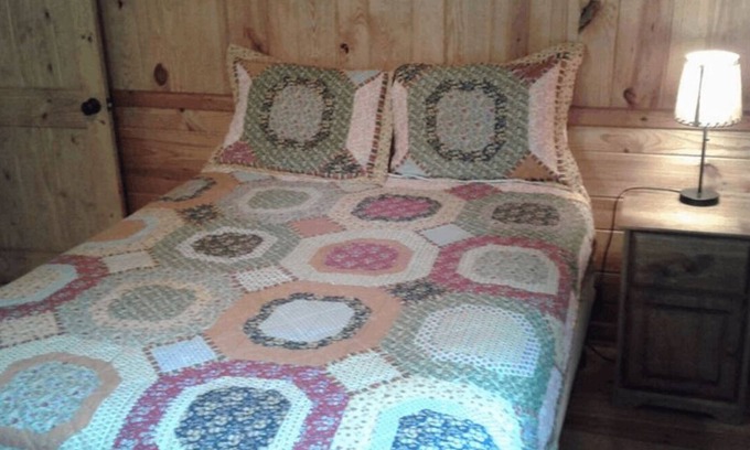 Hot Springs Cabin | FIVE POINTS~LAKE HAMILTON: Cabin#F ~ 2 Story, 3BR w/Queen Beds, Futons in LR & Loft, Full Kitchen, Breakfast "Fixins" Provided, 2 Baths (Upstairs has Jetted Tub), Large Covered Porch, Right by the Water