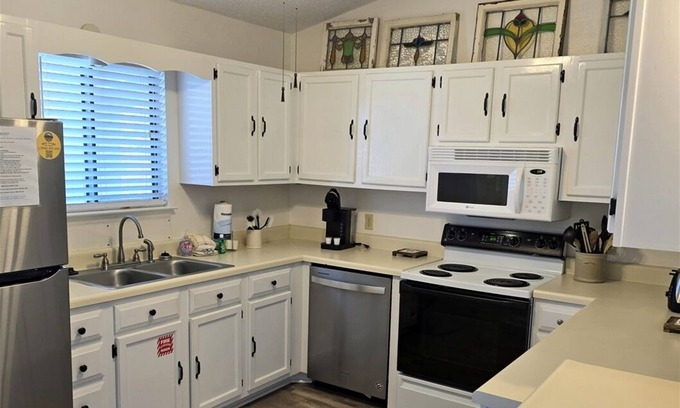 Fort Walton Beach - Destin House | Flamingo #1404 - 2BR Condo, 2nd Floor in Destin - Short walk to the beach