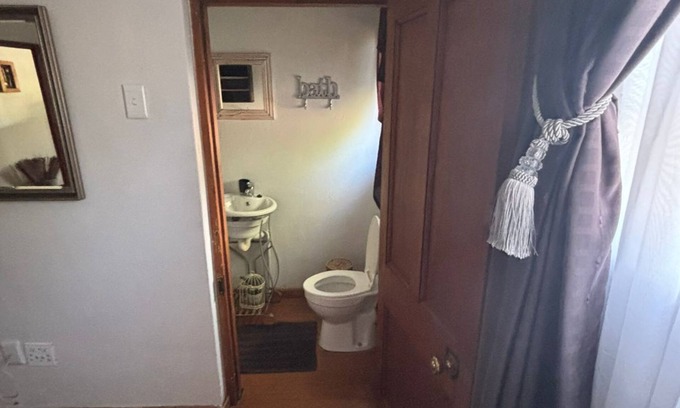 Ladybrand Apartment | Flat 4 @ 33 On Loop, Ladybrand - Cosy 2 Bedroomed, 2 Bathroom, Lounge & Kitchen.