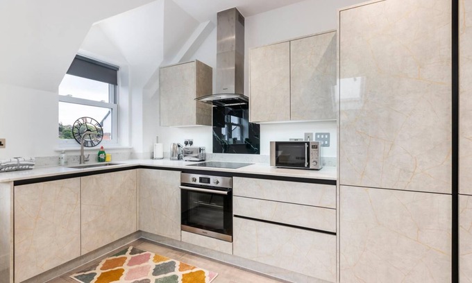Leatherhead Apartment | Flat 4 Saarb Apartments