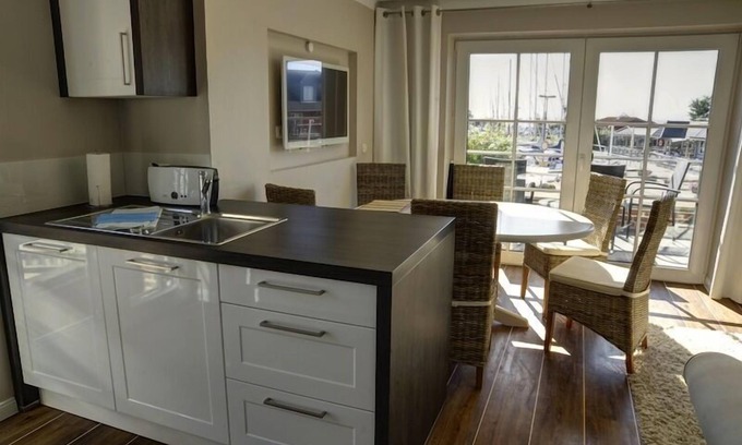 Lemkenhafen Apartment | Flat 4 with balcony and view of the marina