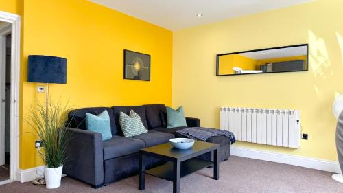The Lanes Apartment | Flat 5 mins away from beach!