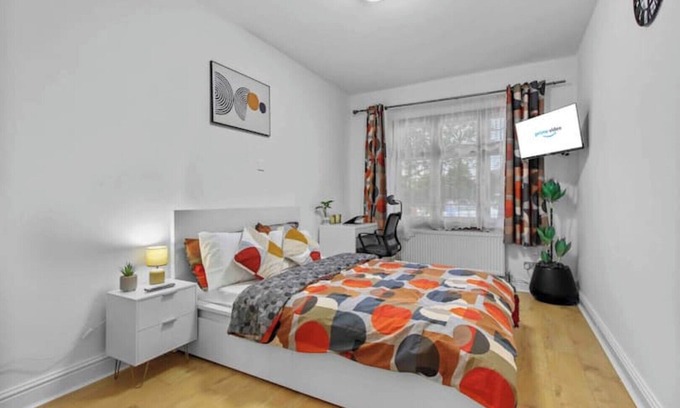 Redbridge Apartment | Flat in London, 1 min Walk to Station Central Line