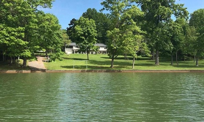 Huddleston House | FLAT LOT BOAT-RAMP NO-WAKE-COVE OFF MAIN CHANNEL LG HOME-GAMERM FIRE PIT KAYAKS+
