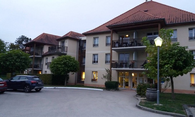Combertault Apartment | Flat* near Beaune center, quiet, swimming pool, sauna, golf