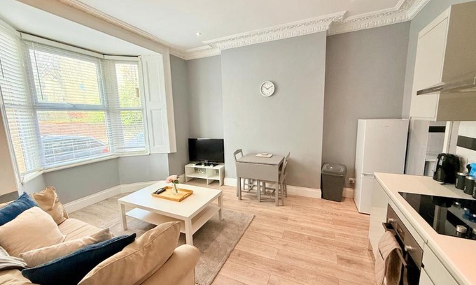 Saint Paul's Apartment | Flat on City Road By Local Stays