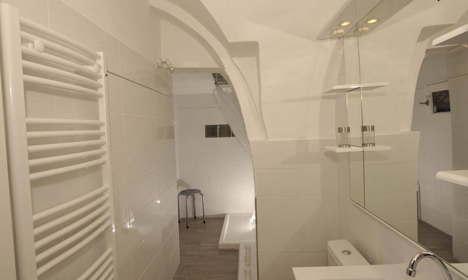 Old Town Apartment | Flat renovated, center, near flowermarket, calme, 60m beach, next to the Opera