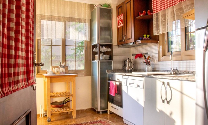 Cesme Apartment | Flat w Balcony and Shared Garden 5 min to Beach