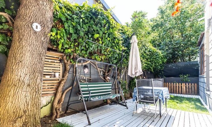 Kadikoy Apartment | Flat w Garden 10 min to Bull Statue in Kadikoy