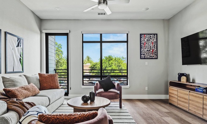 Fort Worth House | Flawless New Modern Magnolia Townhome 2 bedrooms