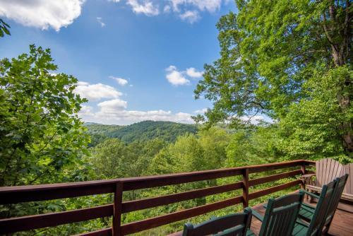 Fleetwood House | Fleetwood Falls - VIEWS - Lake and New River Access - Close to Todd & Boone - 30 Min to Skiing