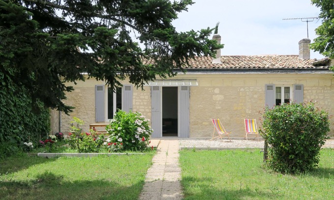 Carbon-Blanc House | FLEURETTE house sleeps 9 near BORDEAUX