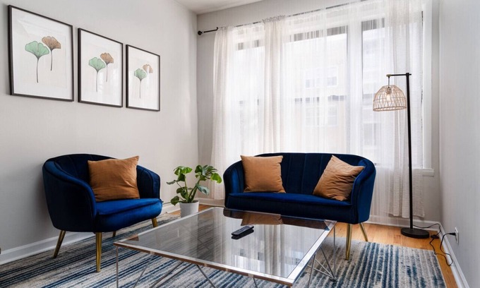 East Village Apartment | Flexhome Ukrainian Village 2BR D1