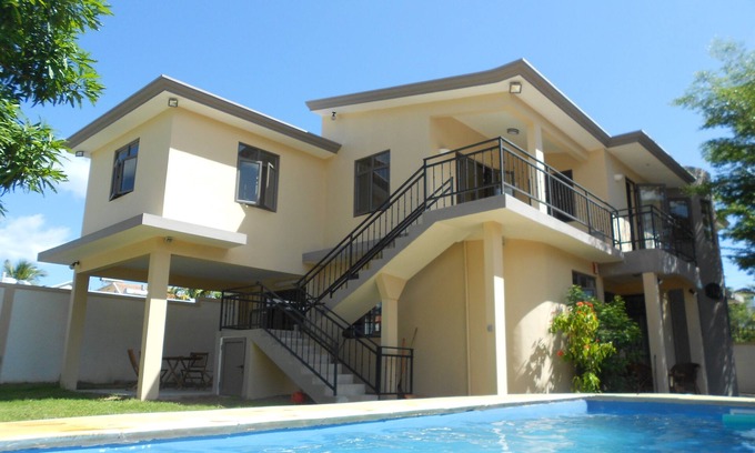 Wolmar Villa | Flic En Flac: VILLA with garden