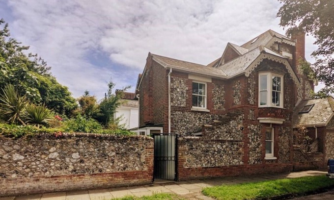 Littlehampton Cottage | Flint Cottage - a charming seaside escape