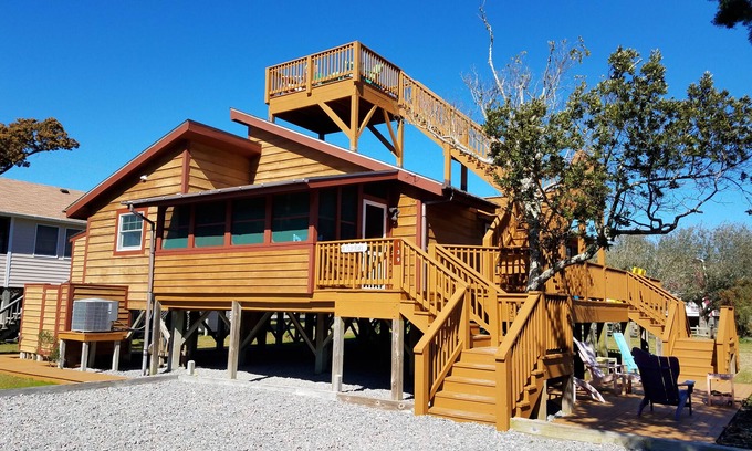 Ocracoke House | Flip Flops: Dog friendly, deck, screened porches, rooftop deck.