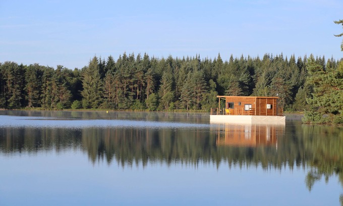 Saint-Martial de Gimel Boat Rental | Floating house 54m² on a pond of 32 hectares in Corrèze-Dordogne Valley
