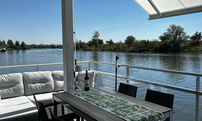 Ohe en Laak House | Floating luxury Maasvilla - houseboat with dog & boat jetty 5045597