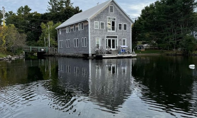Newcastle Apartment | Floating on Damariscotta Lake