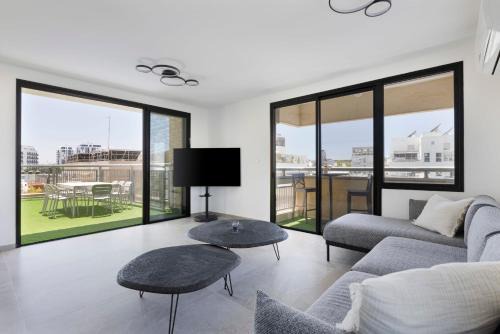 Florentin Apartment | Florentin 5 BDR Duplex with Unique City Views