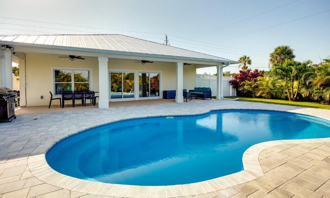 Jensen Beach House | Florida Gem Saltwater Pool By Beaches and Kayaking!