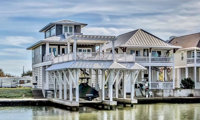 Galveston House | “Flounder Bay” Cheerful 4 bedroom Canal House with Boat Slip!