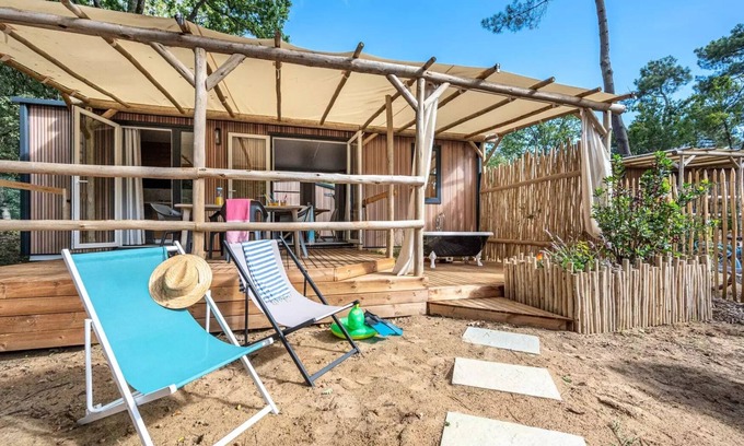 Saint-Hilaire-de-Riez House | Flower Camping Les Biches * - Mobil-home Garden 3hc- PREMIUM - 33m2- terrace cover -TV - LV - plancha - bathtub - FREE WIFI 6 people