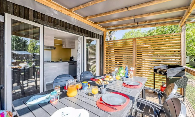Loix House | Flower Camping Les Ilates * - Homeflower PREMIUM with Jacuzzi - 30.5m² (3 bedrooms) + terrace + TV + Plancha + Air conditioning 6 people