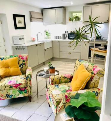 Ludwel House | Flower Cottage by Ludlow Castle with Onsite Parking