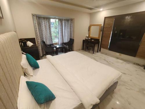 Sushant Lok Hotel | FlxHo Horizon One - Luxury Hotel Golf Course Road, Sector 43