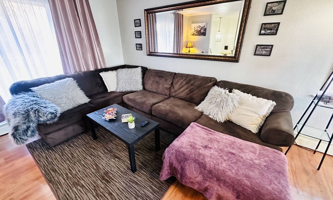 Kodiak House | 🐻✈️ Flying Bear “A”- 3-bedroom 1.5 bath Comfortable Home ✈️🐻