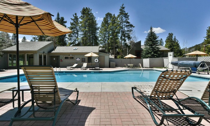 Keystone Condo | Flying Dutchman Mountainside Condo: Pool/Hot Tub